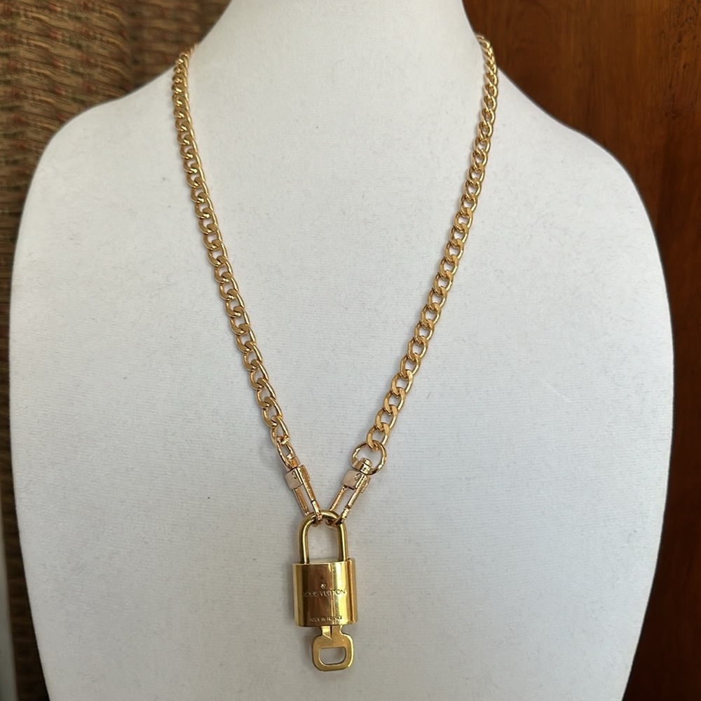 LV Lock & Key #303 with Unbranded Chain - Picture 4 of 11